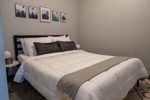 Een bureau, een strijkplank/strijkijzer, gratis wifi, beddengoed