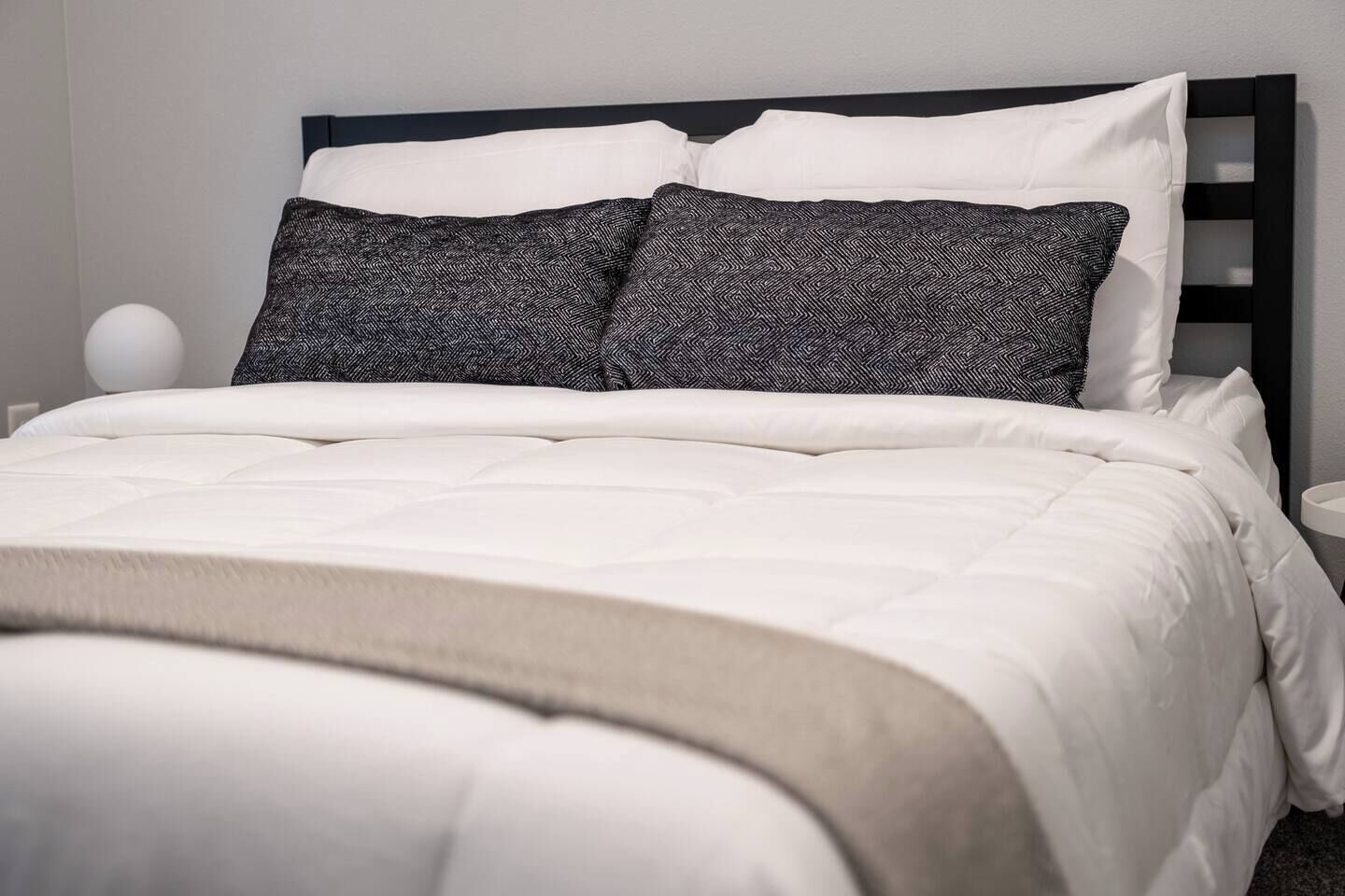 Een bureau, een strijkplank/strijkijzer, gratis wifi, beddengoed