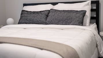 Een bureau, een strijkplank/strijkijzer, gratis wifi, beddengoed