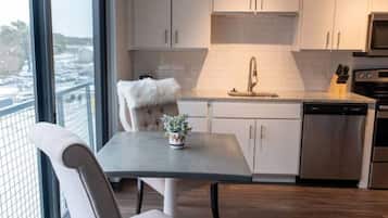 Réfrigérateur, four à micro-ondes, un four, surface de cuisson