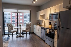 Een koelkast, een magnetron, een oven, een kookplaat