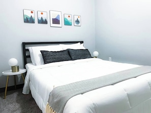 Escriptori, planxa i posts de planxar, wifi gratu ïta i roba de llit 