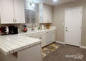 冷蔵庫、電子レンジ�、オーブン、コンロ