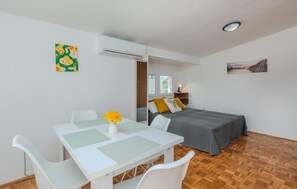 Dining - Gorgeous apartment in Nin with kitchen (Nin)