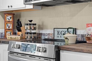 Fridge, microwave, oven, stovetop - Rosie's Ranch Retreat - Farm Stay (Ben Wheeler)