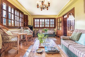 Televisie, een dvd-speler en een stereo