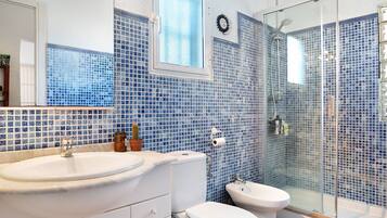 Dusche, Haartrockner, Handtücher