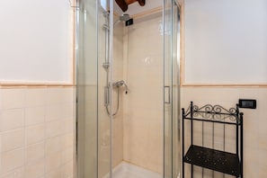 Shower, hair dryer, towels - Apartment 'Toro's Home Lucca' with Wi-Fi and Air Conditioning (Lucca)
