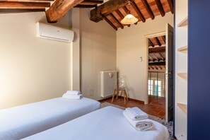 2 bedrooms, iron/ironing board, free WiFi, bed sheets - Apartment 'Toro's Home Lucca' with Wi-Fi and Air Conditioning (Lucca)