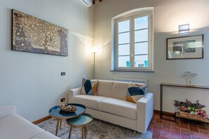 Living area - Apartment 'Toro's Home Lucca' with Wi-Fi and Air Conditioning (Lucca)