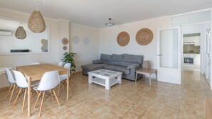 Un salon moderne avec une table à manger, un canapé et une table basse.