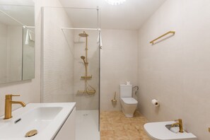 Shower, hair dryer, towels - Villa 'Sea Lights 89b' with Private Pool, Wi-Fi and Air Conditioning (Torressolí Nou)