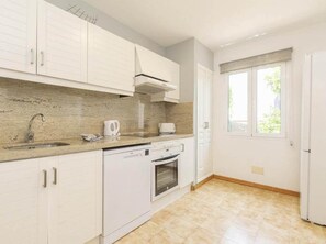 Kühlschrank, Mikrowelle, Herdplatte, Geschirrspüler