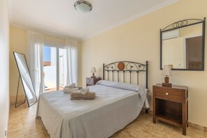 3 bedrooms, iron/ironing board, free WiFi, bed sheets - Villa 'Sea Lights 89b' with Private Pool, Wi-Fi and Air Conditioning (Torressolí Nou)
