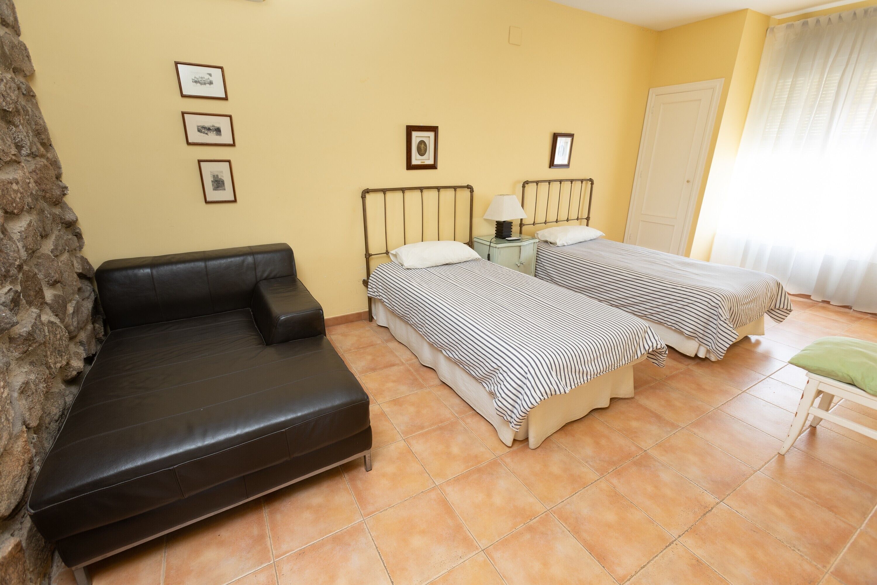 4 bedrooms, bed sheets