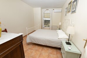 4 bedrooms, bed sheets