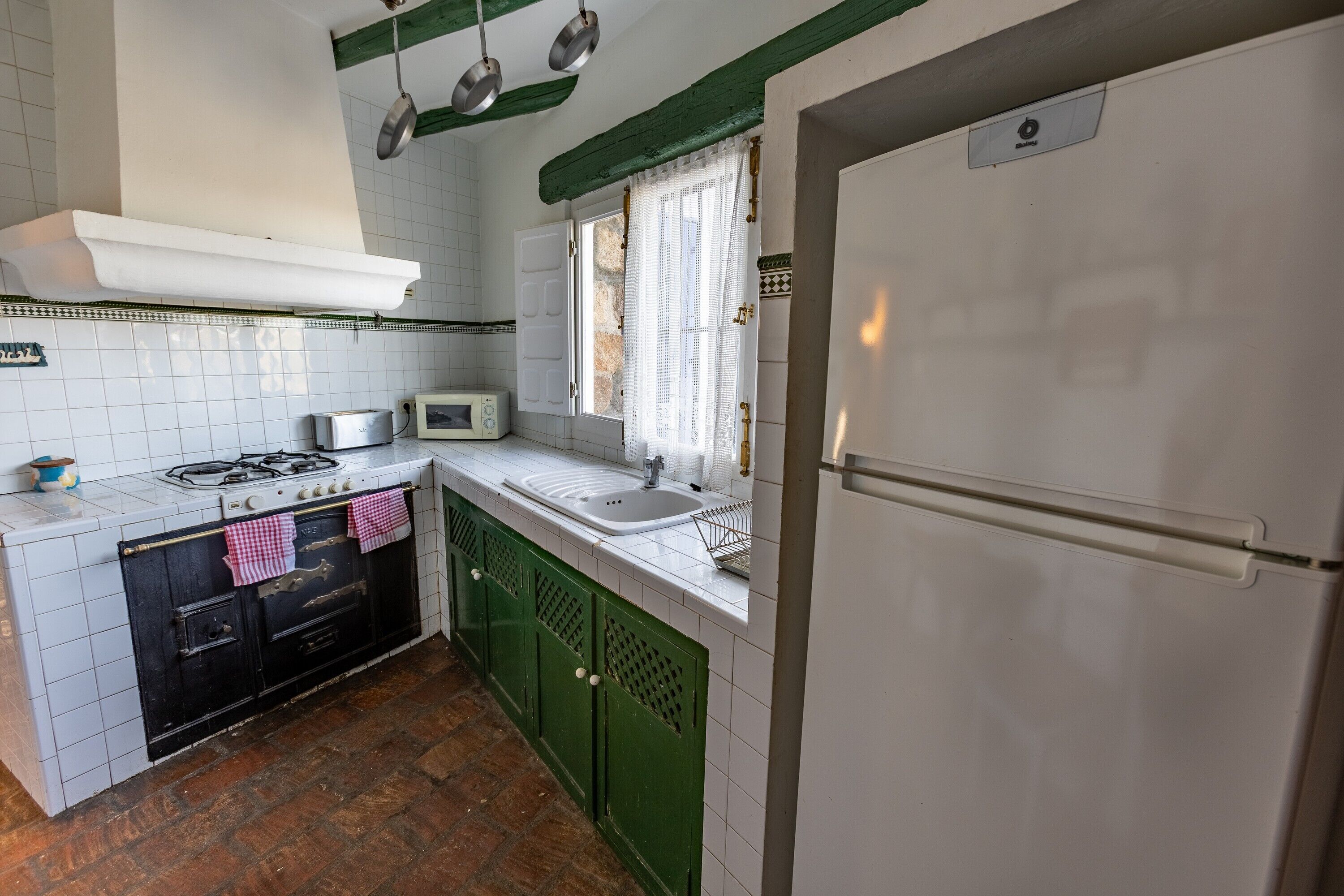 Kühlschrank, Mikrowelle, Herdplatte, Wasserkocher mit Kaffee-/Teezubehör