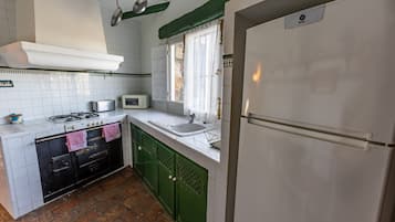 KĂŒhlschrank, Mikrowelle, Herdplatte, Wasserkocher mit Kaffee-/Teezubehör