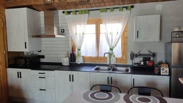 Frigorífico, microondas, horno y placa de cocina