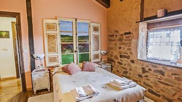 5 bedrooms, iron/ironing board, free WiFi, bed sheets