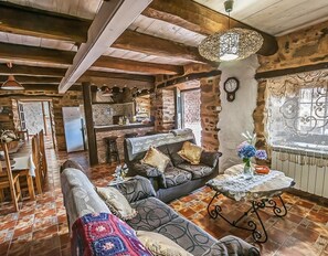 TV, DVD player - Vacation Home "Jumaca" with Mountain View, Private Terrace & Wi-Fi (Valdespino de Somoza)