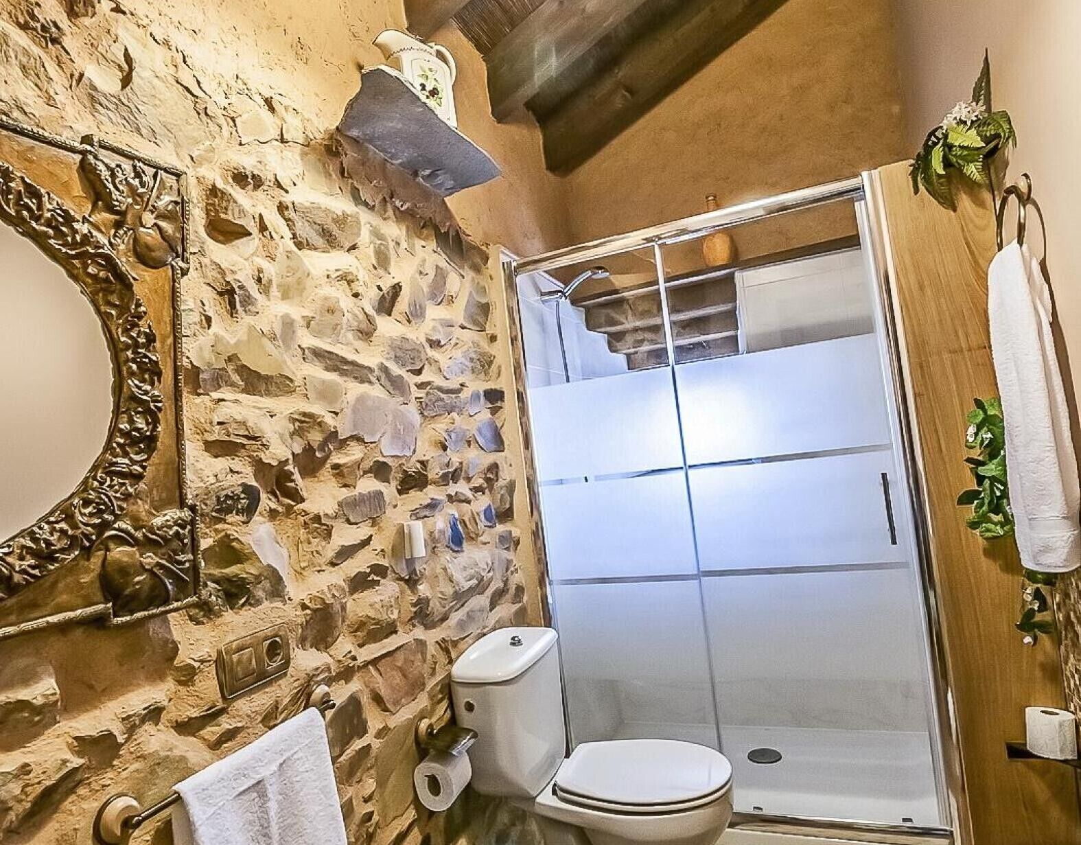 Een douche, een haardroger, handdoeken