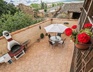 Outdoor dining - Vacation Home "Jumaca" with Mountain View, Private Terrace & Wi-Fi (Valdespino de Somoza)