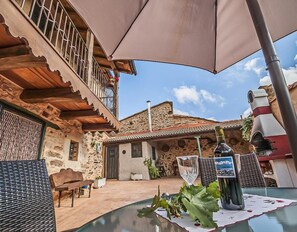 Outdoor dining - Vacation Home "Jumaca" with Mountain View, Private Terrace & Wi-Fi (Valdespino de Somoza)