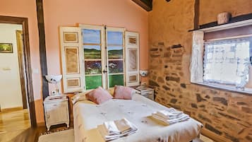5 bedrooms, iron/ironing board, free WiFi, bed sheets