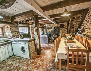 Dining - Vacation Home "Jumaca" with Mountain View, Private Terrace & Wi-Fi (Valdespino de Somoza)