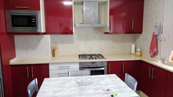 Refrigerador, microondas, horno y parrilla de estufa