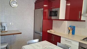 Køleskab, mikrobølgeovn, ovn, kogeplade