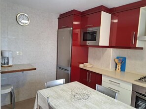 Refrigerador, microondas, horno, placa de cocina