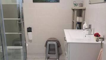 Dusche, Haartrockner, Handtücher