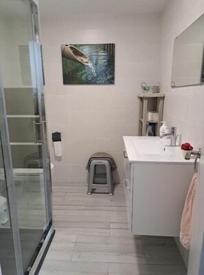 Ducha, secador de pelo, toallas