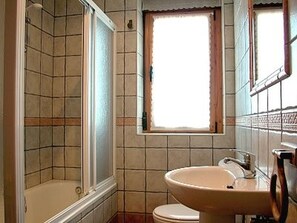 Shower, towels - Casa Rural Roblegordo: Large Country House with Mountain Views and Terrace (Rabanera del Pinar)