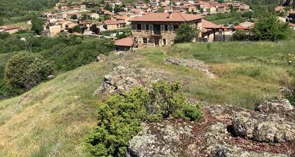 Casa Rural Roblegordo: Large Country House with Mountain Views and Terrace