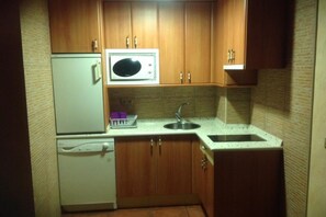 Frigorifero, microonde, forno, piano cottura