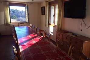 Dining - Casa Rural Roblegordo: Large Country House with Mountain Views and Terrace (Rabanera del Pinar)