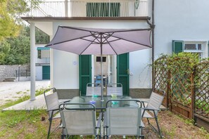 تناول الطعام بالخارج