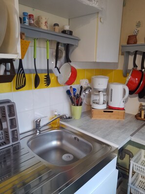 Een koelkast, een microgolfoven, een oven, een kookplaat