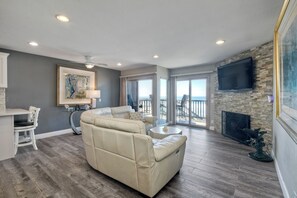 Smart TV, chimenea, libros