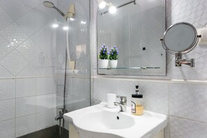 Dusche, Haartrockner, Handtücher