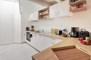 Geladeira, micro-ondas, fogão, cooktop
