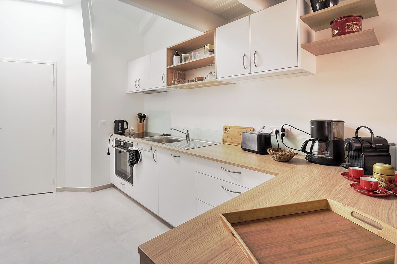 Jääkaappi, mikroaaltouuni, uuni, liesi