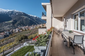 Outdoor dining - Holiday Apartment "Charming Frida Residence Dornsberg" with Mountain View & Indoor Pool (Schenna)