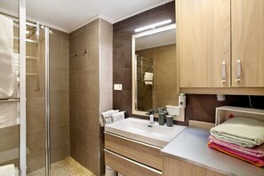 Ducha, secador de pelo, toallas