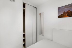 2 bedrooms, iron/ironing board, free WiFi