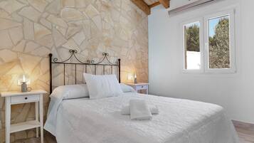 2 bedrooms, iron/ironing board, free WiFi, bed sheets