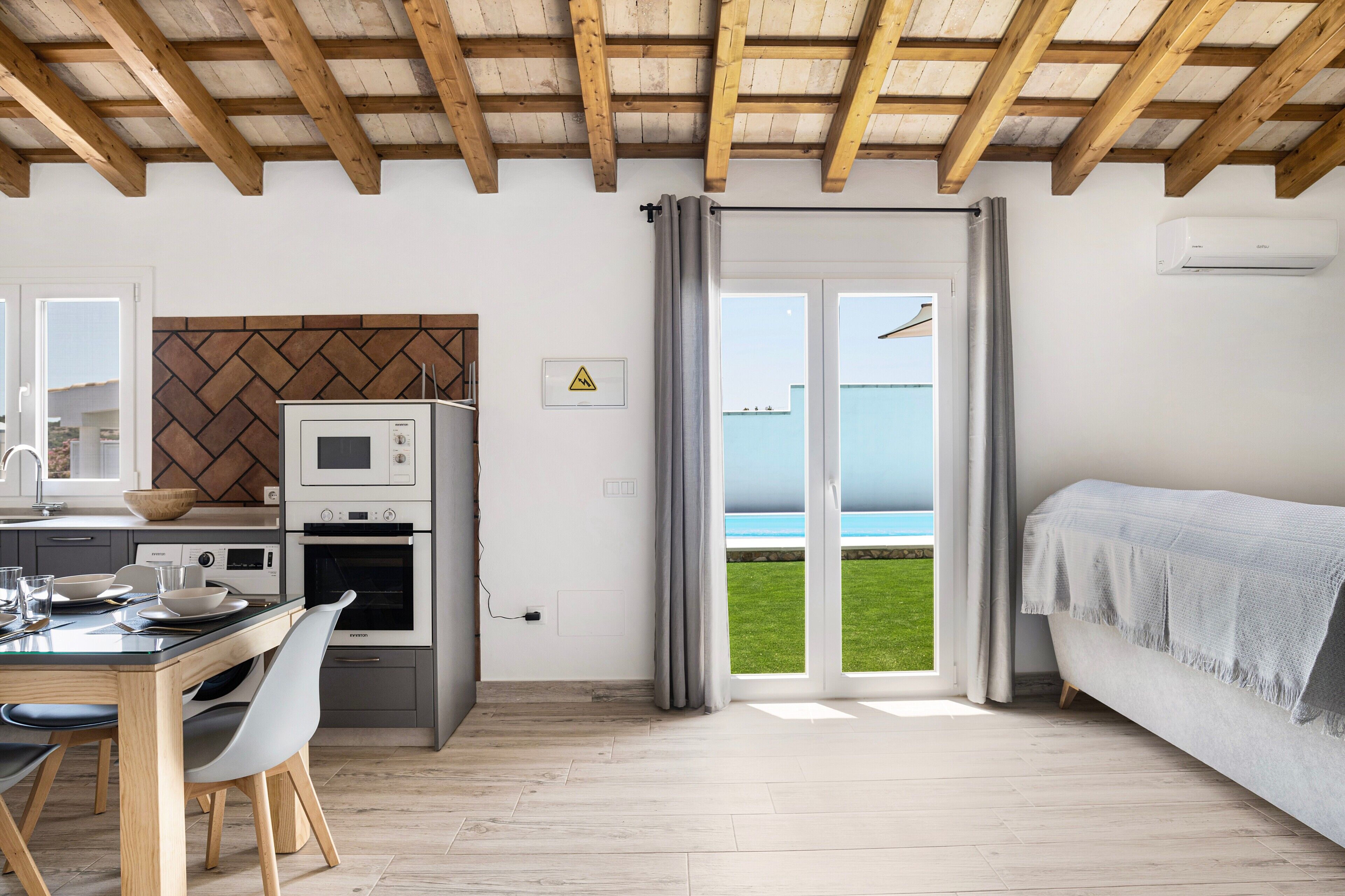 Køleskab, mikrobølgeovn, ovn, kogeplade